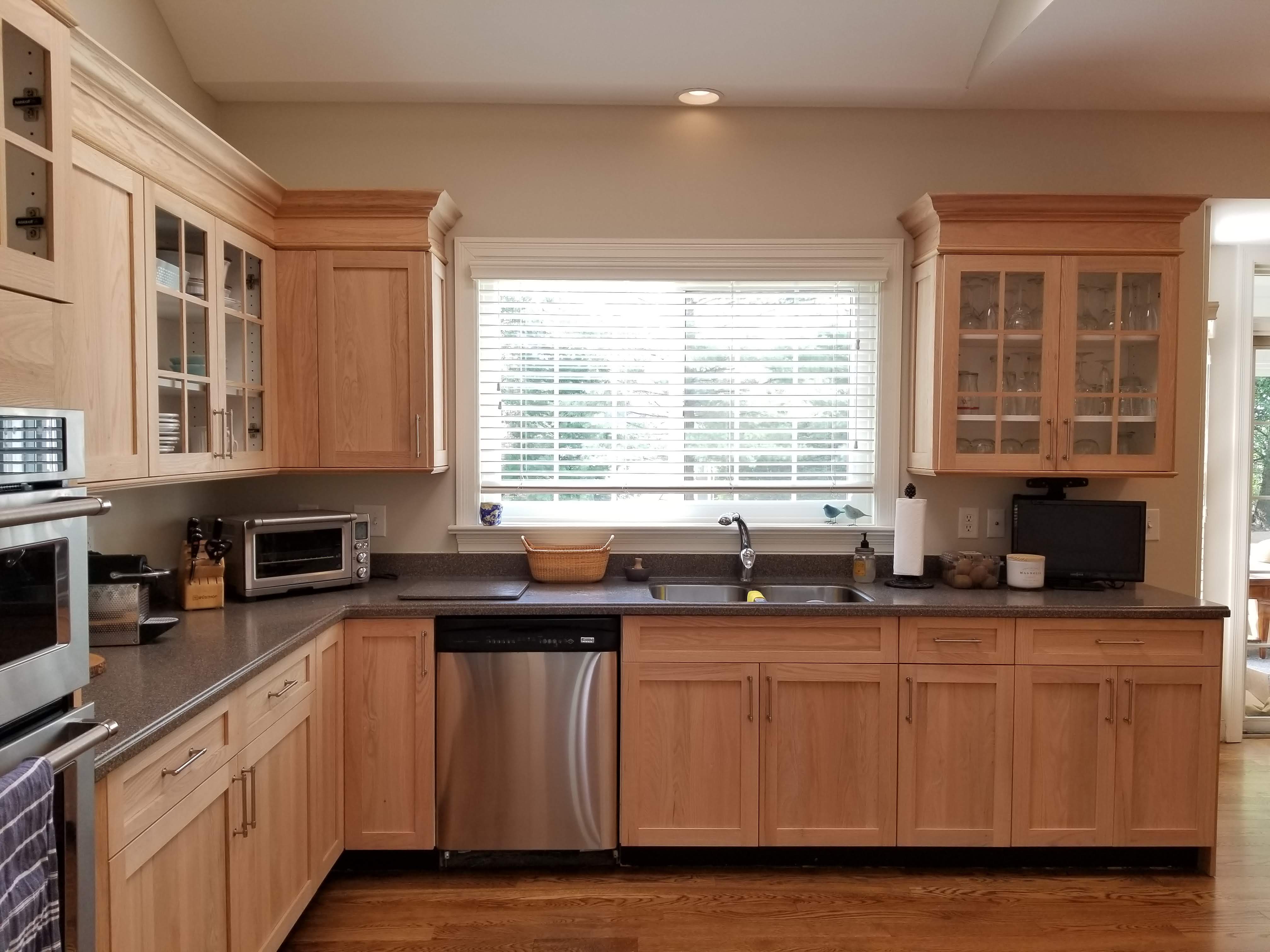 Square Shaker in Oak, Mullion Doors, Added Stacked Crown